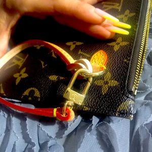 Pochette😍 very good condition